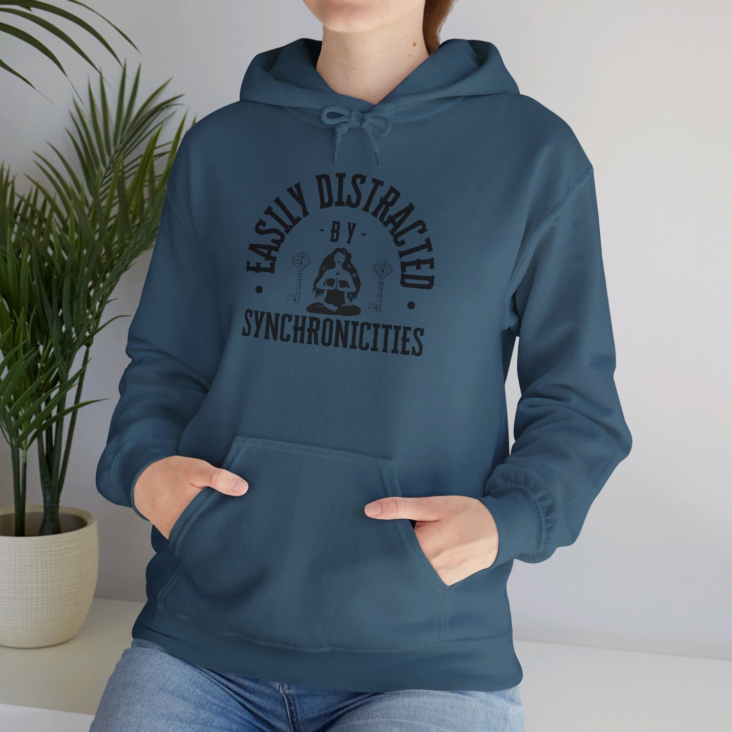 EASILY DISTRACTED - Unisex Heavy Blend™ Hooded Sweatshirt